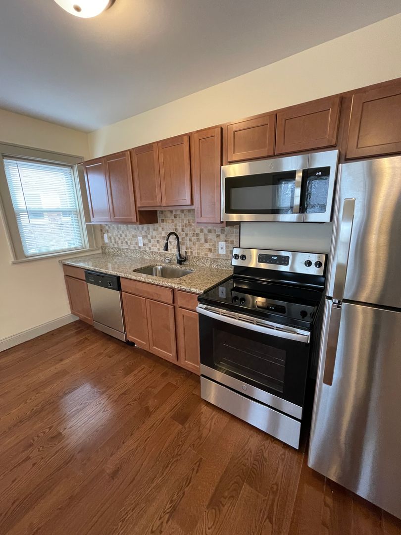 Rockford Apartment: 1404 E State St