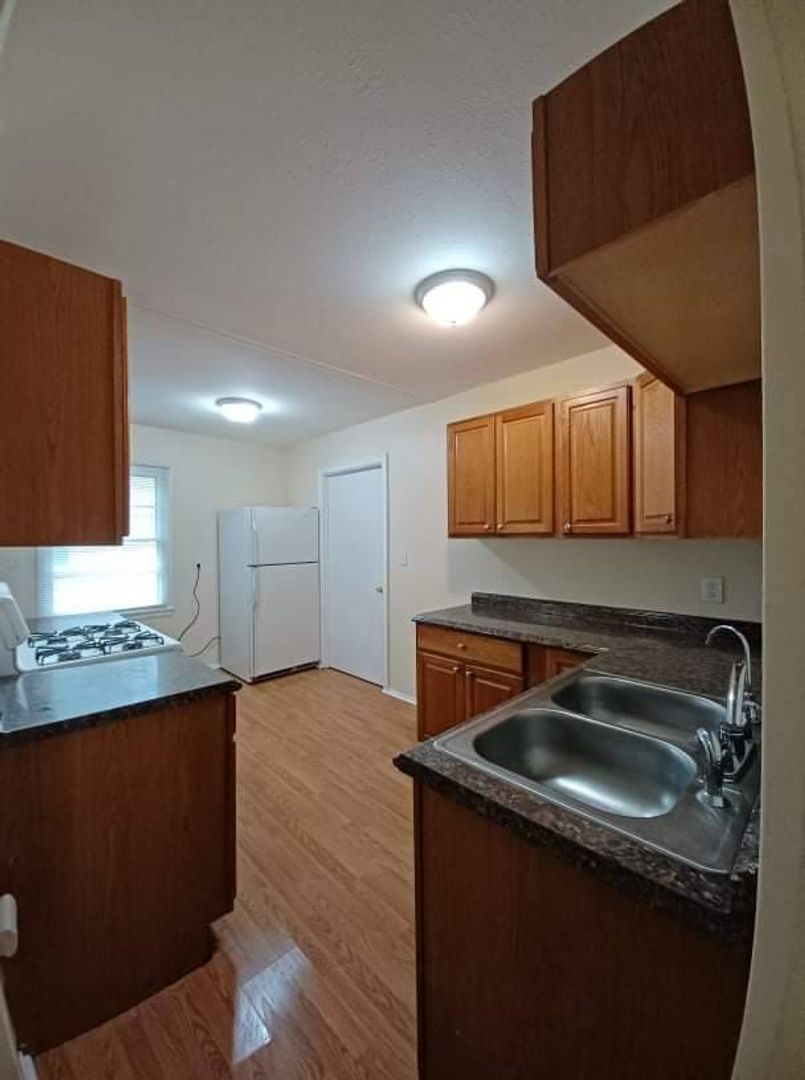 Rockford House: 1112 Irving Ave