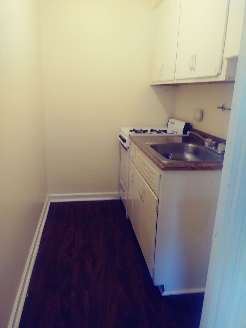 Rockford Apartment: 2307 Auburn St
