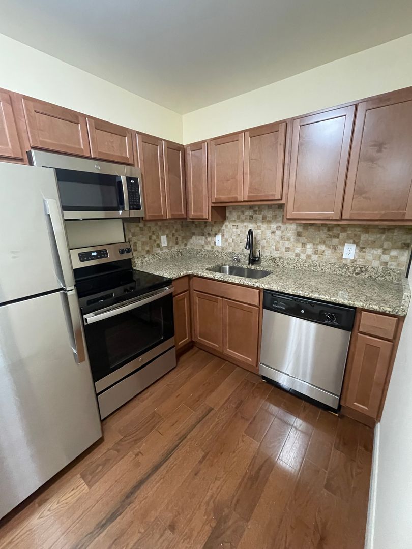 Rockford Apartment: 1404 E State St