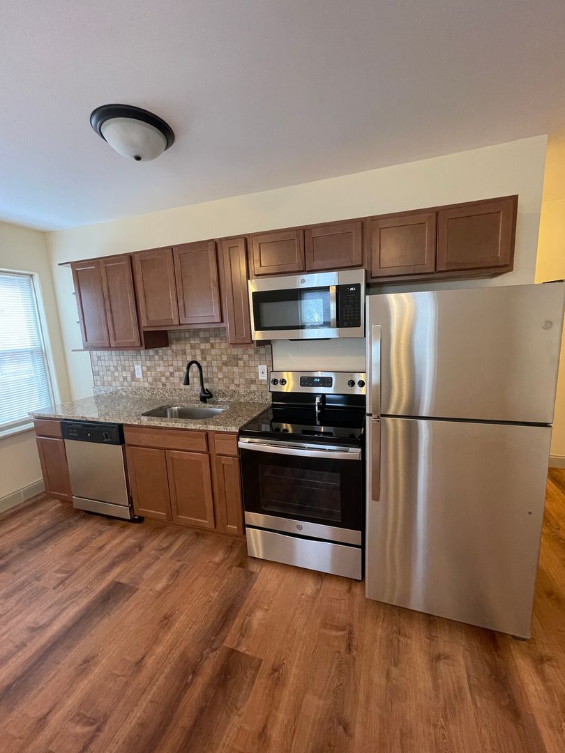 Rockford Apartment: 1404 E State St