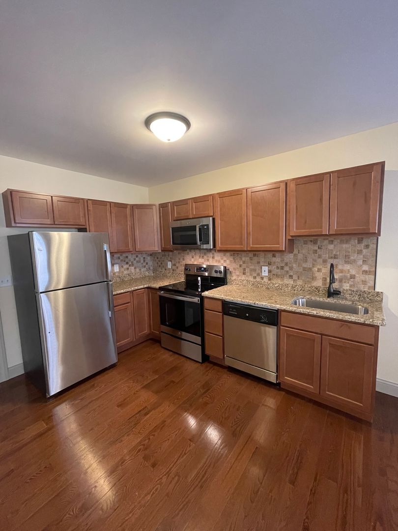 Rockford Apartment: 1404 E State St