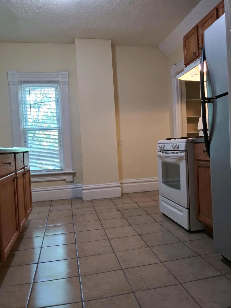 Rockford Apartment: 1357-59 5th Ave