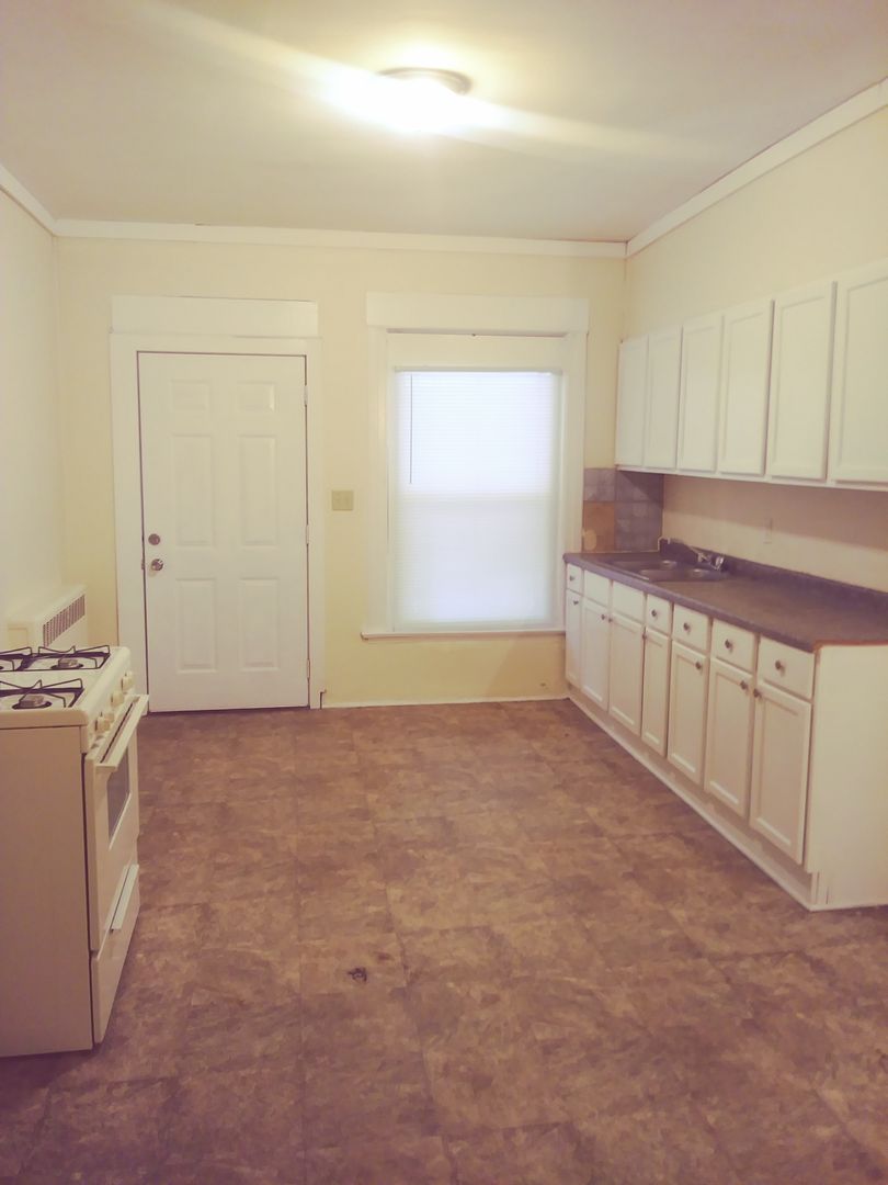 Rockford Apartment: 301-303 N Longwood St