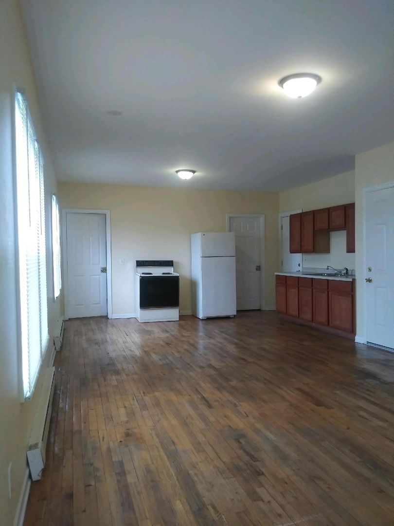 Rockford Apartment: 810 15th Ave