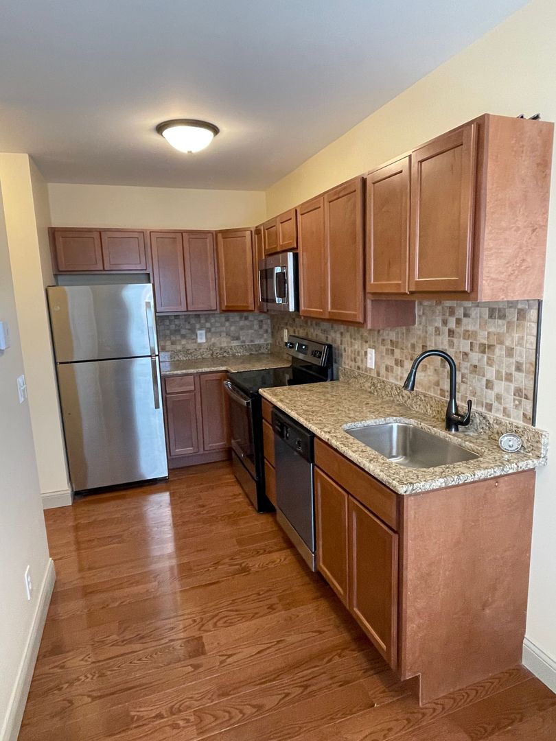 Rockford Apartment: 1404 E State St