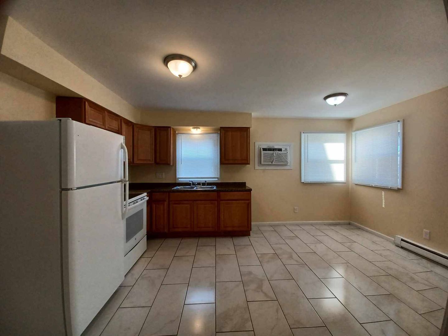 Rockford Apartment: 1904 Auburn St