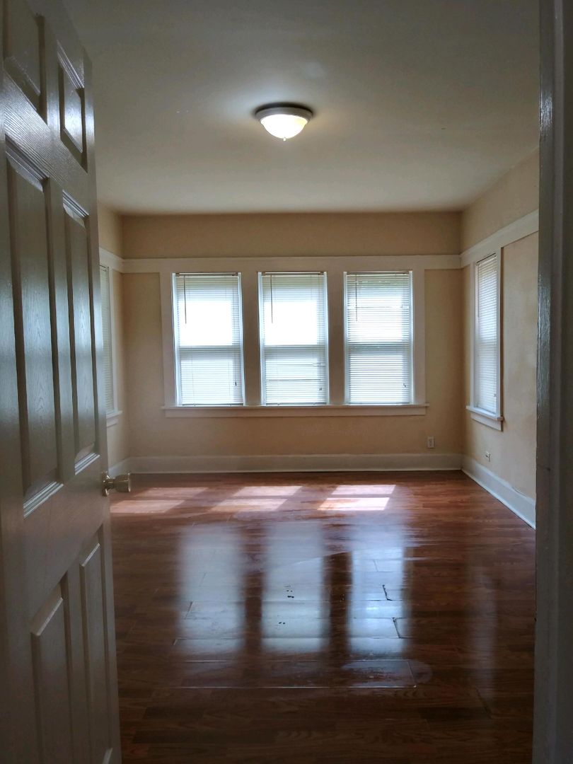 Rockford Apartment: 2001 S 5th St