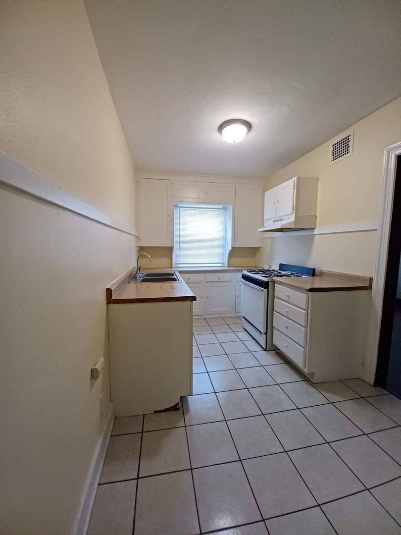 Rockford Apartment: 2426-28 Benderwirt Ave