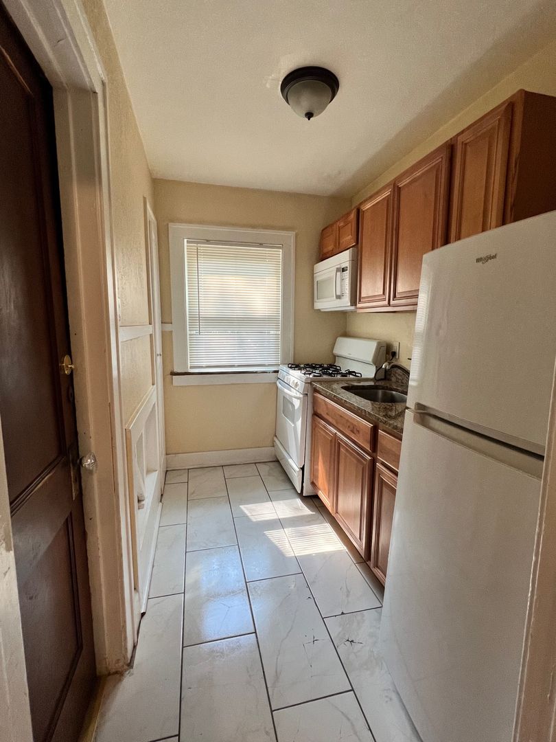 Rockford Apartment: 1306 N Rockton Ave