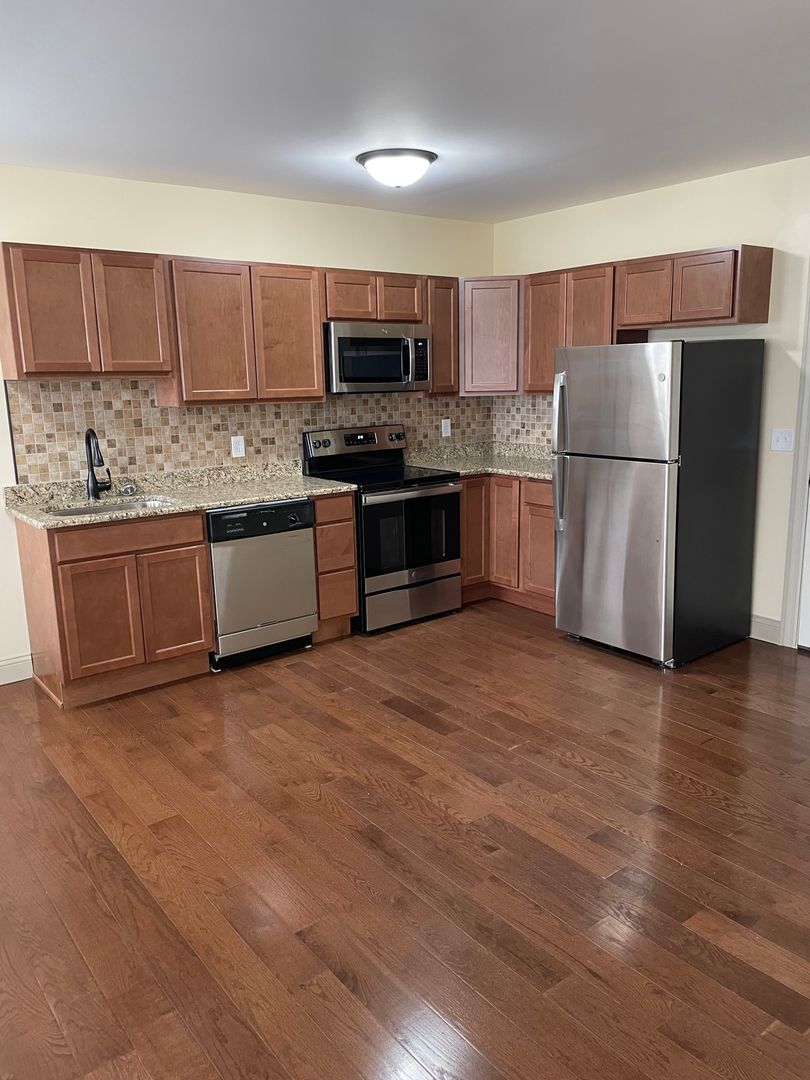 Rockford Apartment: 1404 E State St