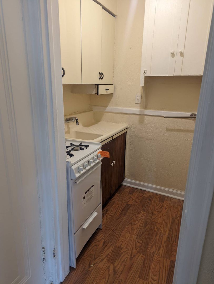 Rockford Apartment: 2130 Auburn St