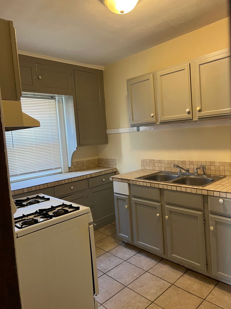 Rockford Apartment: 2426-28 Benderwirt Ave