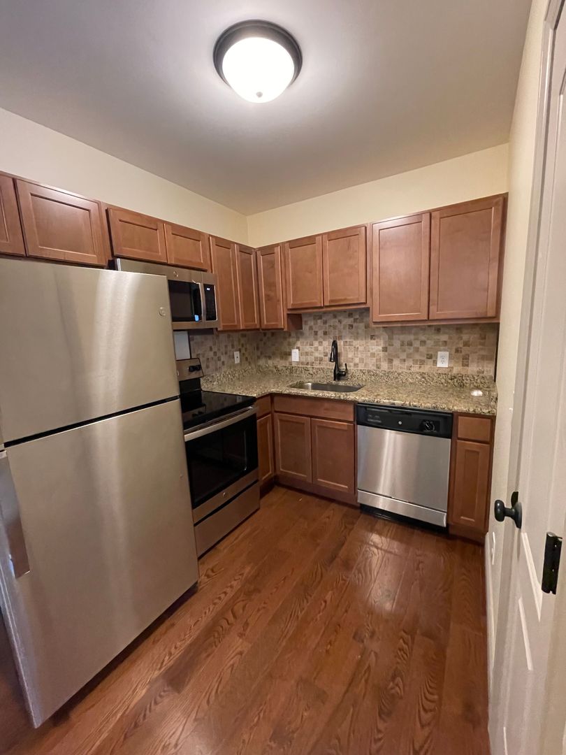 Rockford Apartment: 1404 E State St