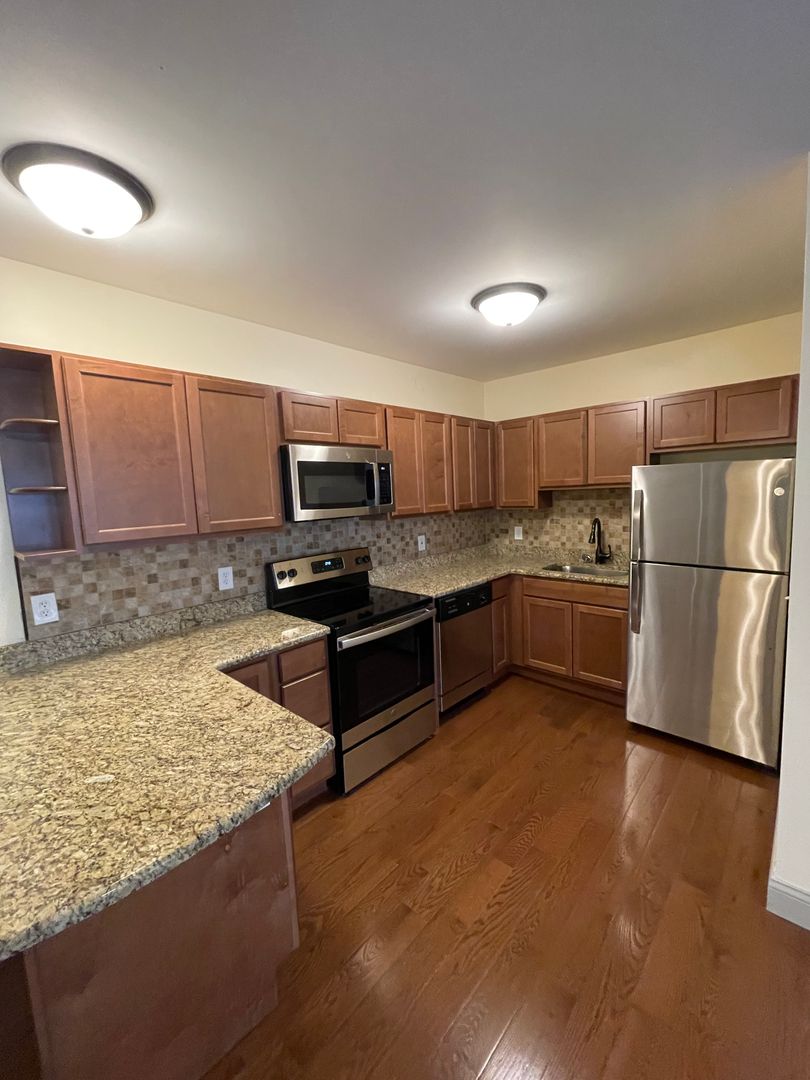 Rockford Apartment: 1404 E State St