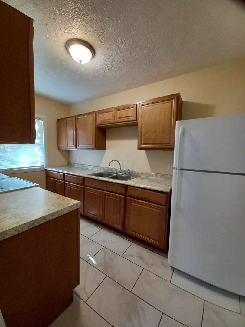 Rockford Apartment: 2422-24 Benderwirt Ave