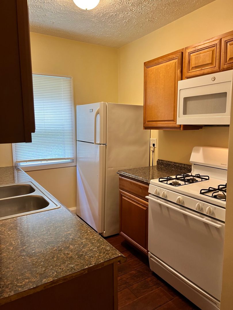 Rockford Apartment: 2126 Auburn St