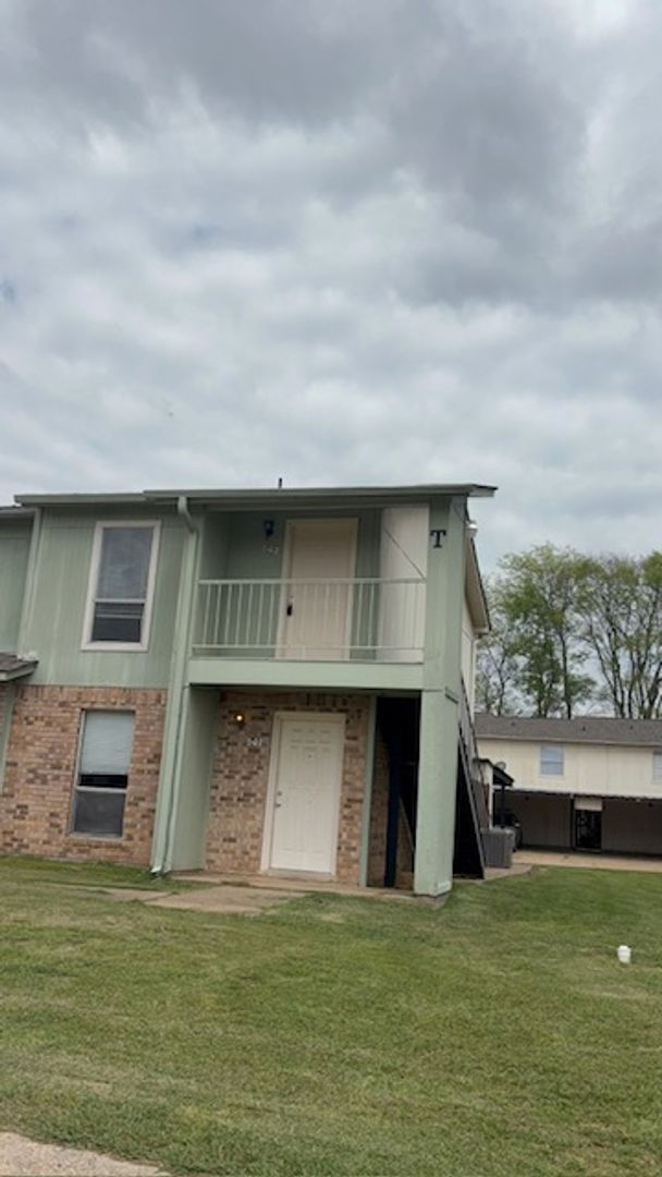 Bossier City House: 5705 East Texas St.