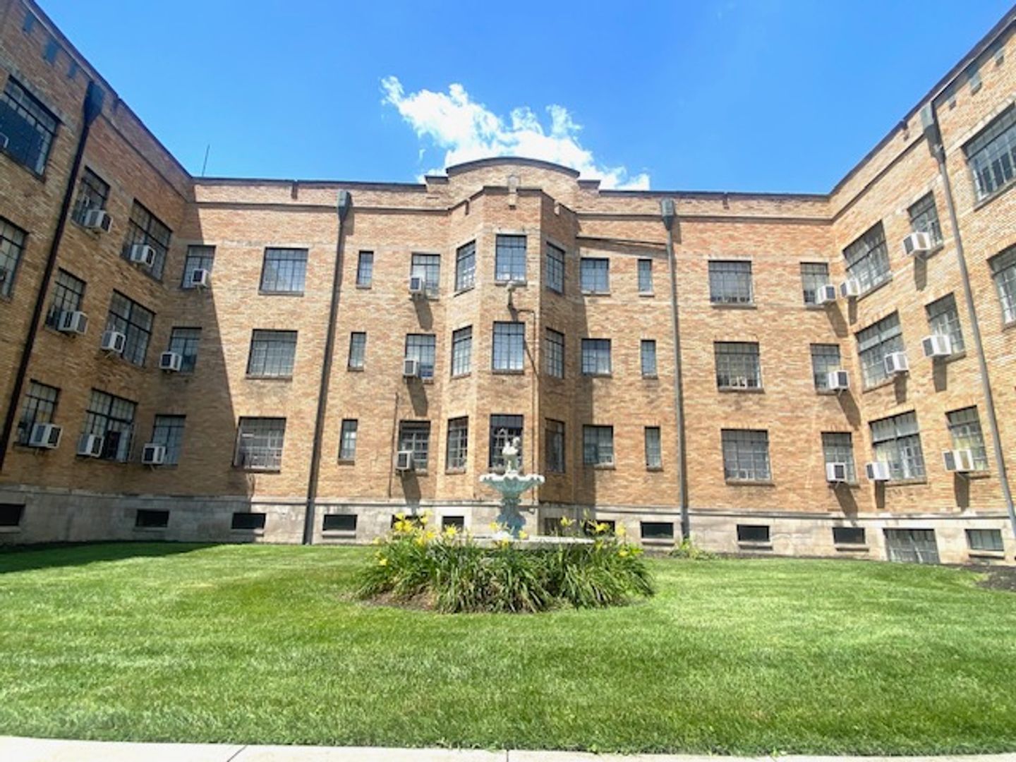 Columbus Apartment: 580 E Town St