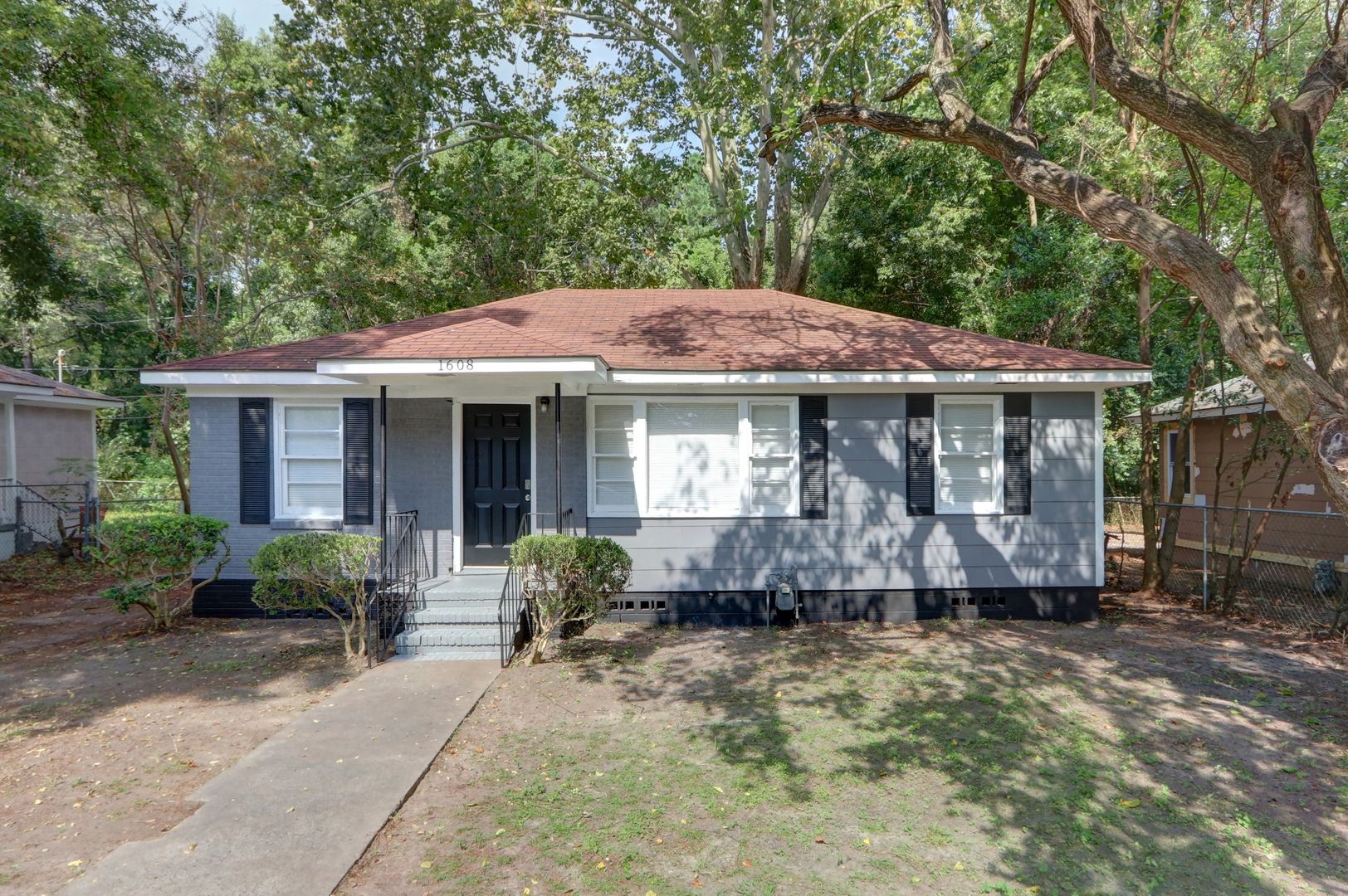 Savannah Apartment: 1608 East 34th Street