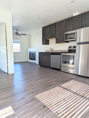 3 bedroom in Secure Access Building! Heart of Woodstock!! – photo 1