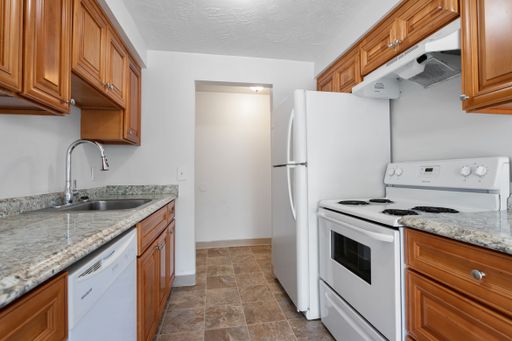 2 Bedroom unit close to everything! Unit has AC!!!!! $500 Gift card!! – photo 1