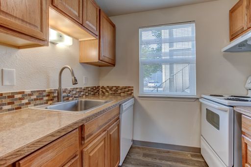 2 bedroom 1 bath close to local shops!! – photo 1