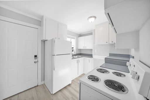 2 bedroom 1 bath close to local shops!! – photo 1