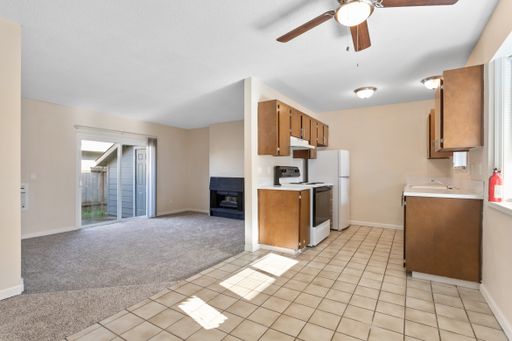 3 bedroom 1 bath!! Pets OK!! 1st Month FREE!! – photo 1