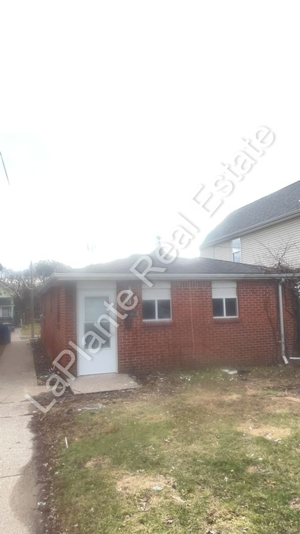 Toledo Apartment: 1622 Milburn Ave