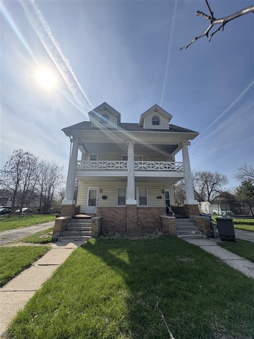 Toledo Apartment: 2447/2449 Maplewood Ave