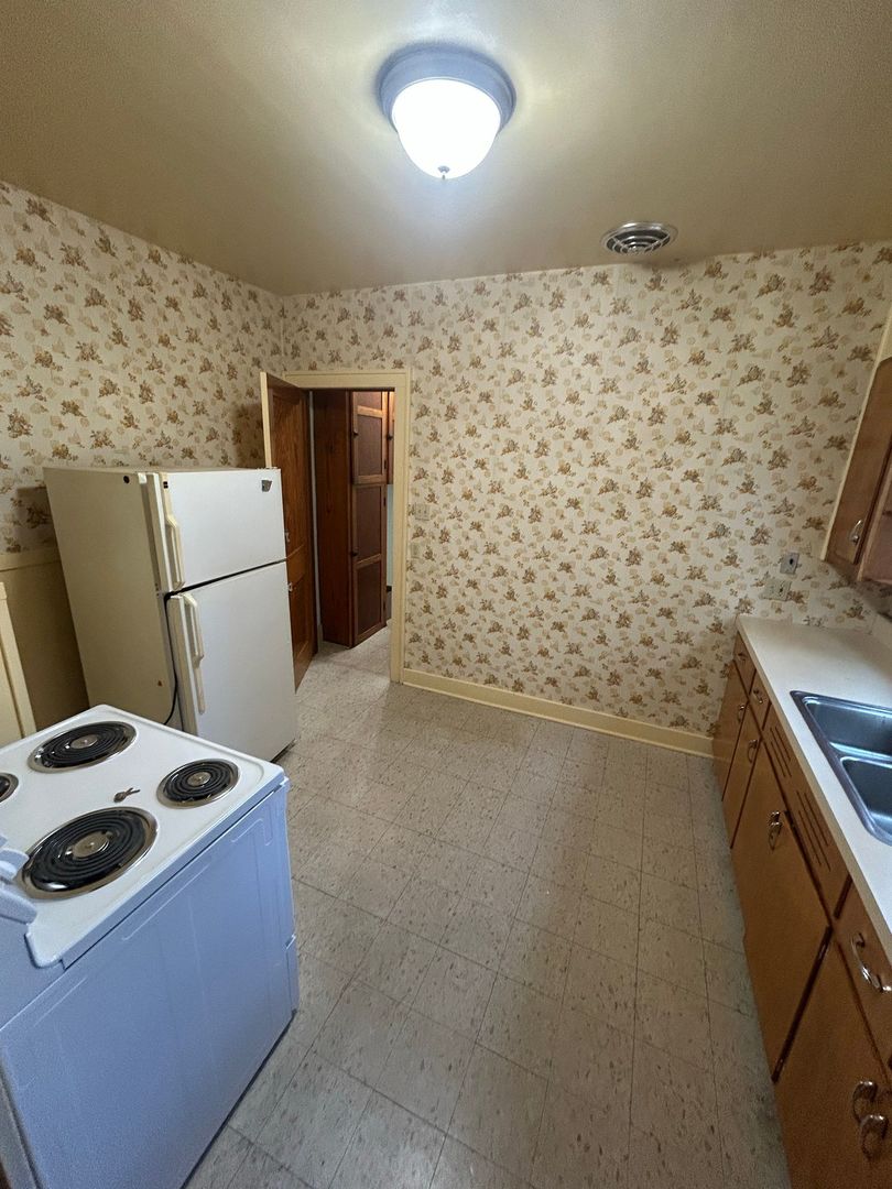 Toledo Apartment: 1439 Vassar Dr, Toledo, OH 43614