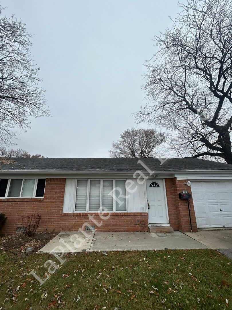 Toledo House: 1921 Northover Rd.