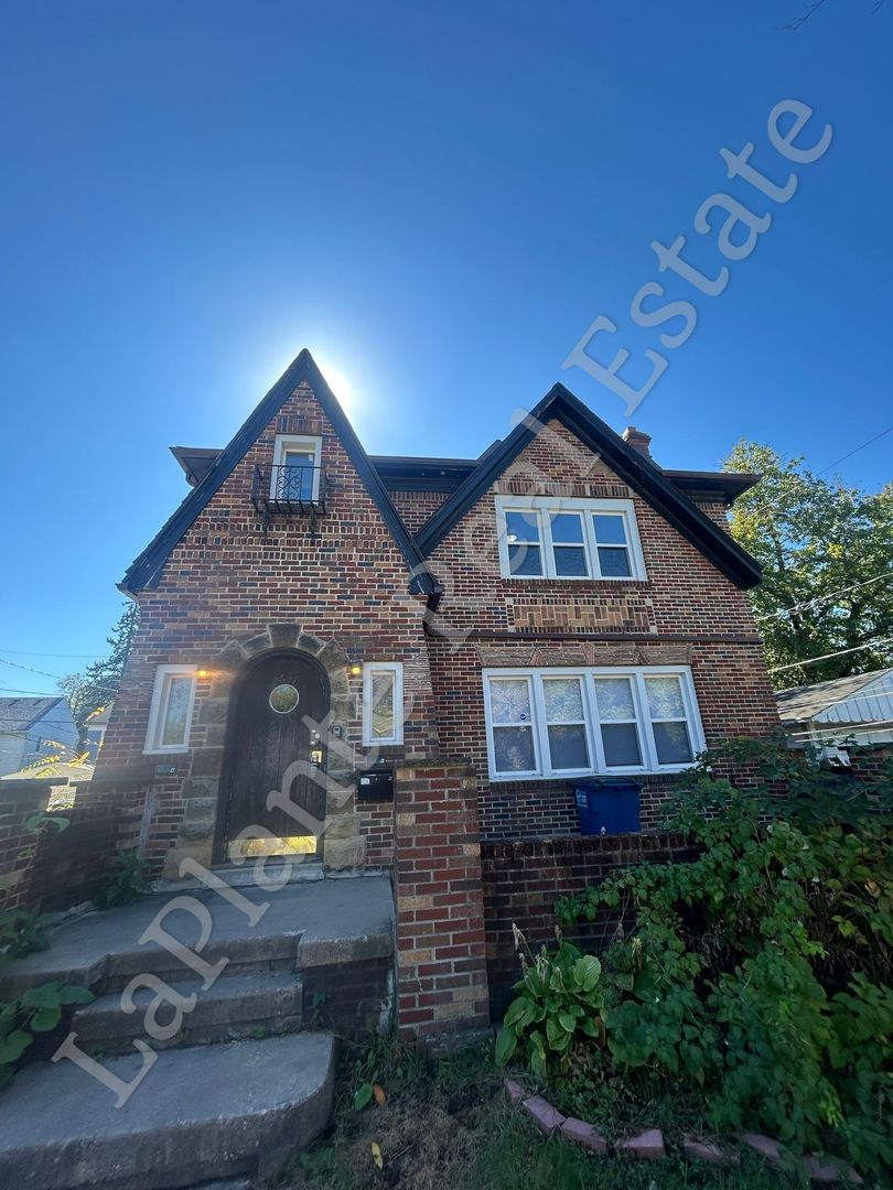 Toledo Apartment: 2647 Greenway Street