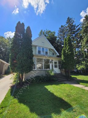 Spacious 1-Bedroom Upstairs Apartment on Eleanor! – photo 1