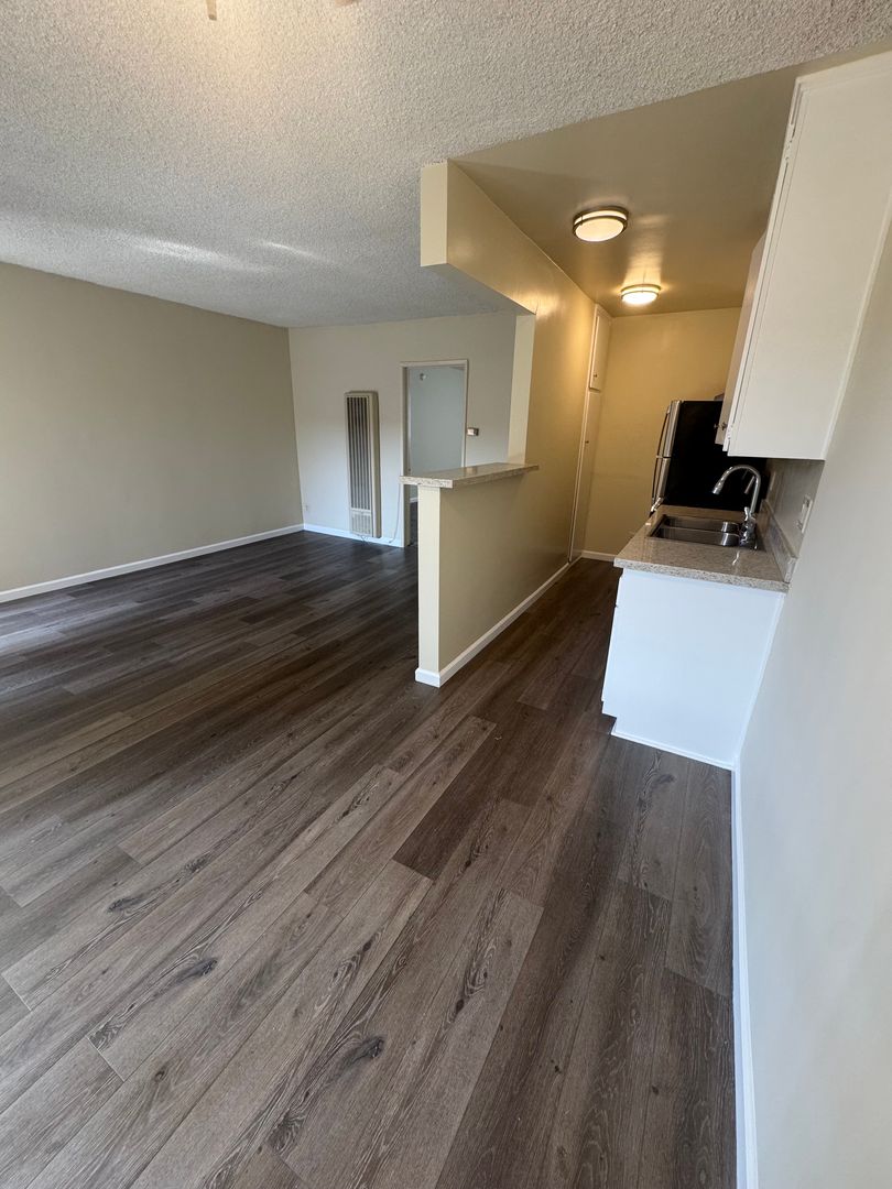 Northridge Apartment: 18530 Prairie St.