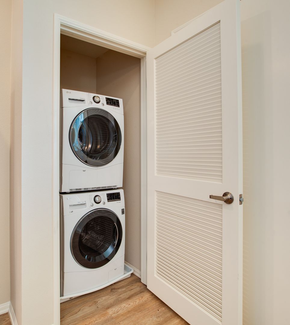 Huge 2 bed, Open Floor Plan, W/D in-unit + parking: Chula Vista at 3rd St. 10 of 12