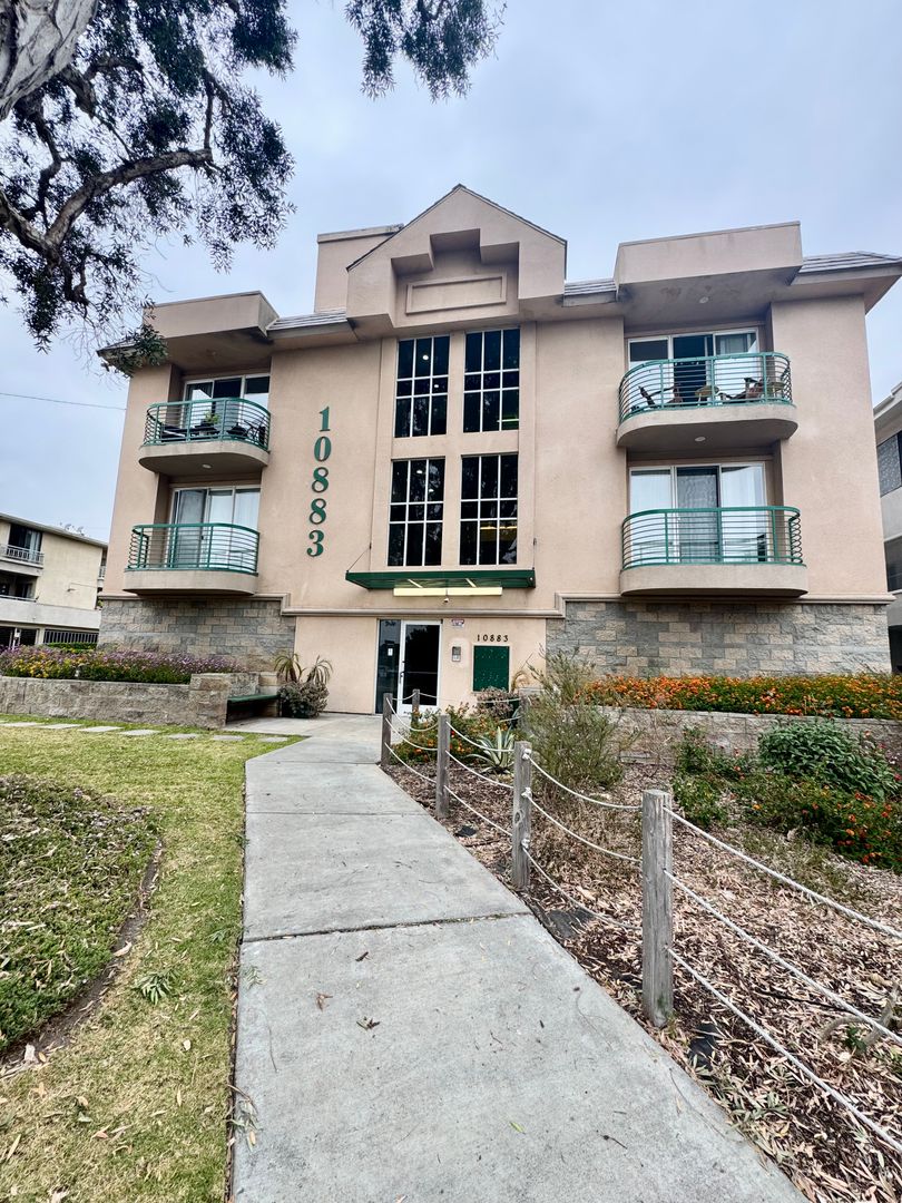 Los Angeles Apartment: 10883 Rose Ave.