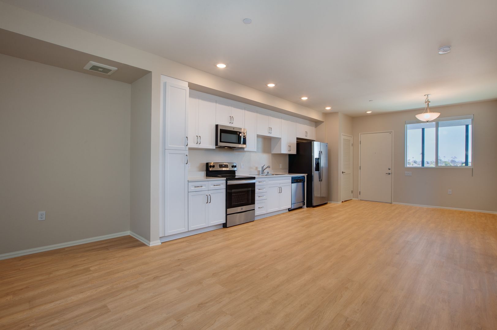Huge 2 bed, Open Floor Plan, W/D in-unit + parking: Chula Vista at 3rd St. 7 of 12