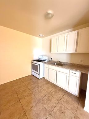 Recently reduced One bedroom newly painted apartment with patio $825 – photo 1