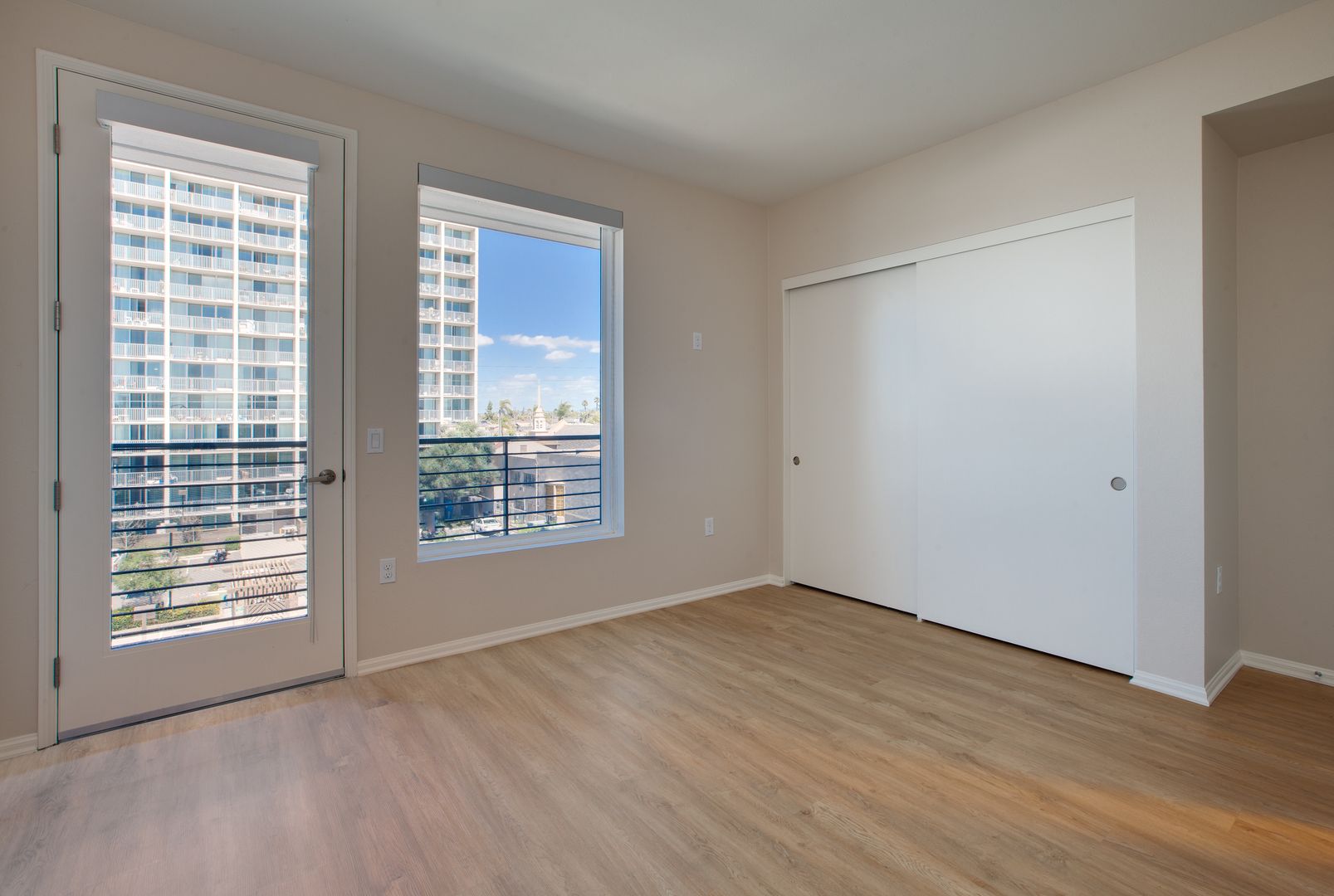 Huge 2 bed, Open Floor Plan, W/D in-unit + parking: Chula Vista at 3rd St. 4 of 12