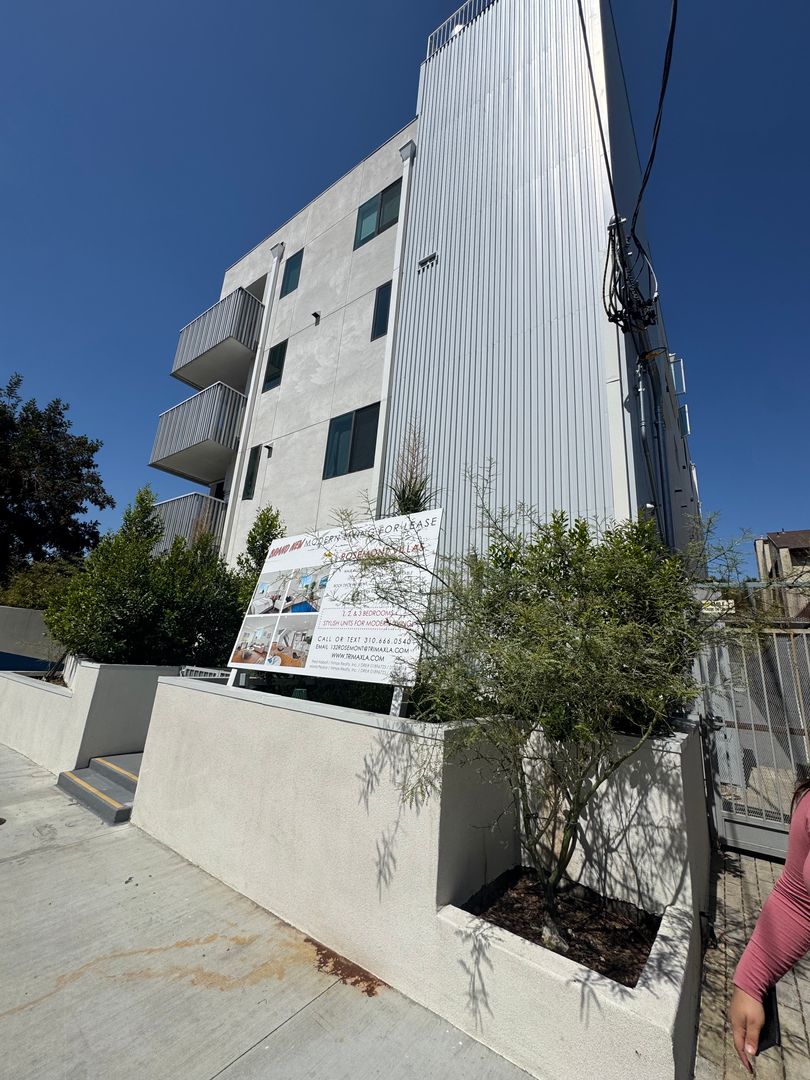 Los Angeles Apartment: 132 Rosemont Ave - 302