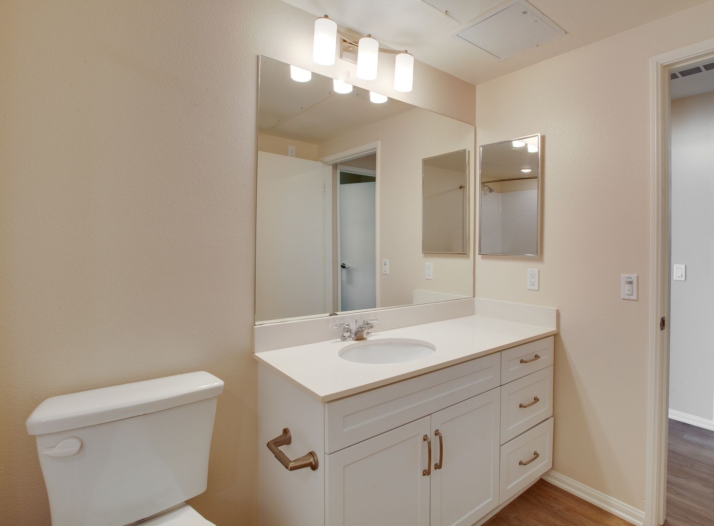 Huge 2 bed, Open Floor Plan, W/D in-unit + parking: Chula Vista at 3rd St. 2 of 12