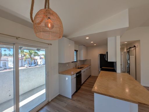2 Bedroom with A/C, In Unit Laundry, and LEVEL 2 E/V CAR CHARGING PARKING! – photo 1