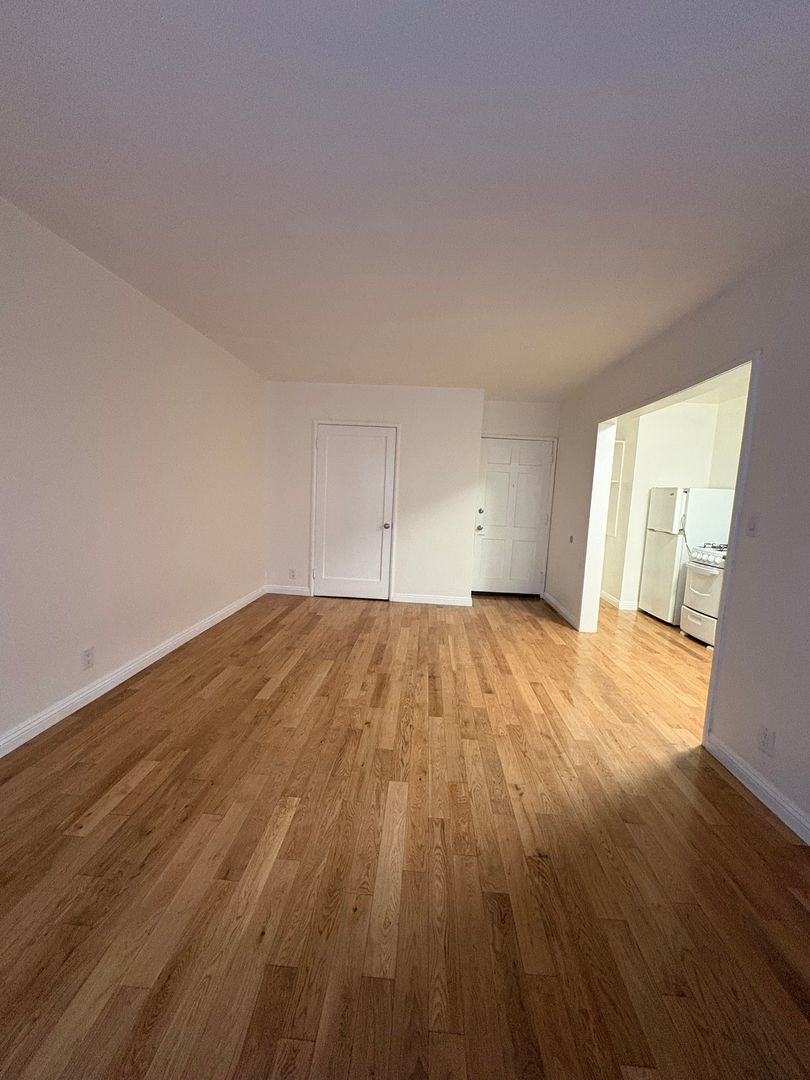 Los Angeles Apartment: 645 S. Burnside Ave.