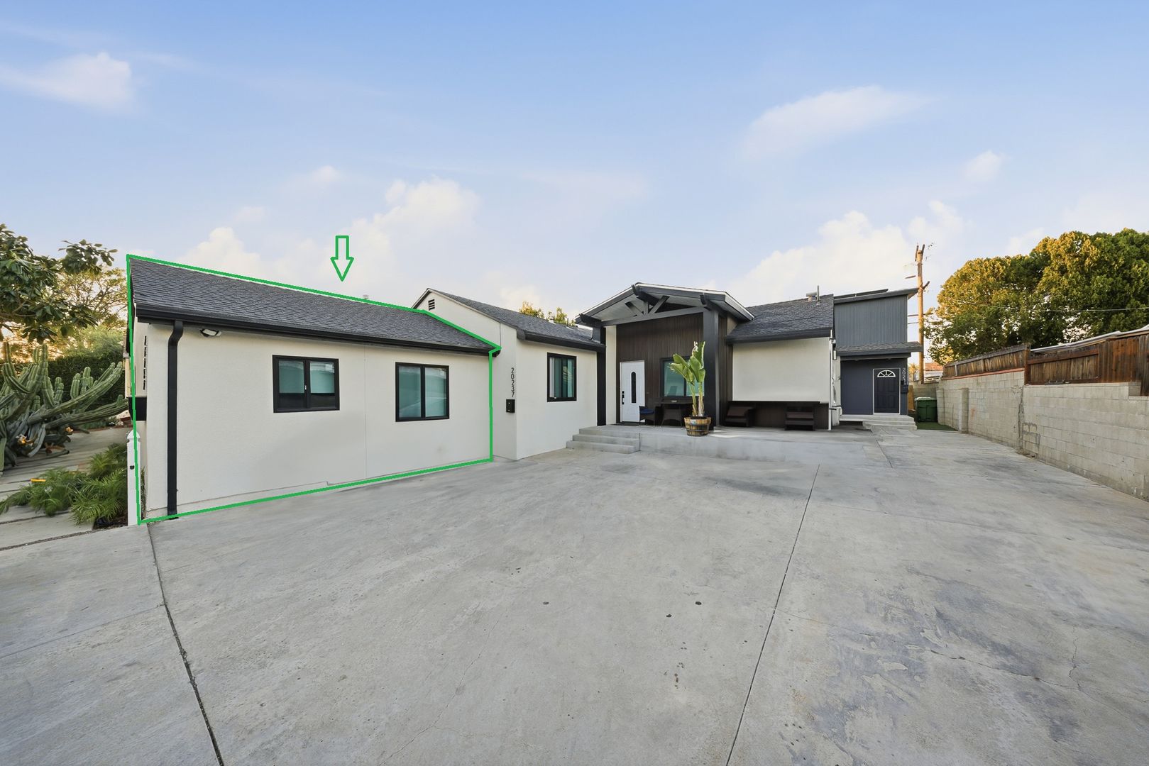 Winnetka Apartment: 20235 Hartland St