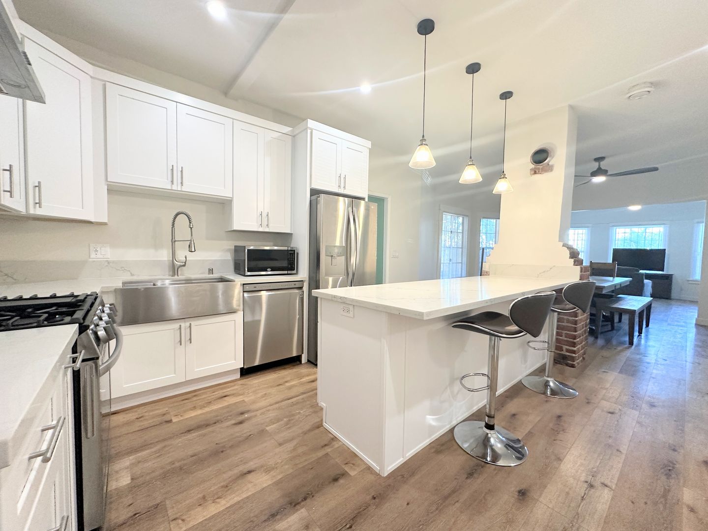Los Angeles Apartment: 2937-2939 S. Catalina St. - 2939