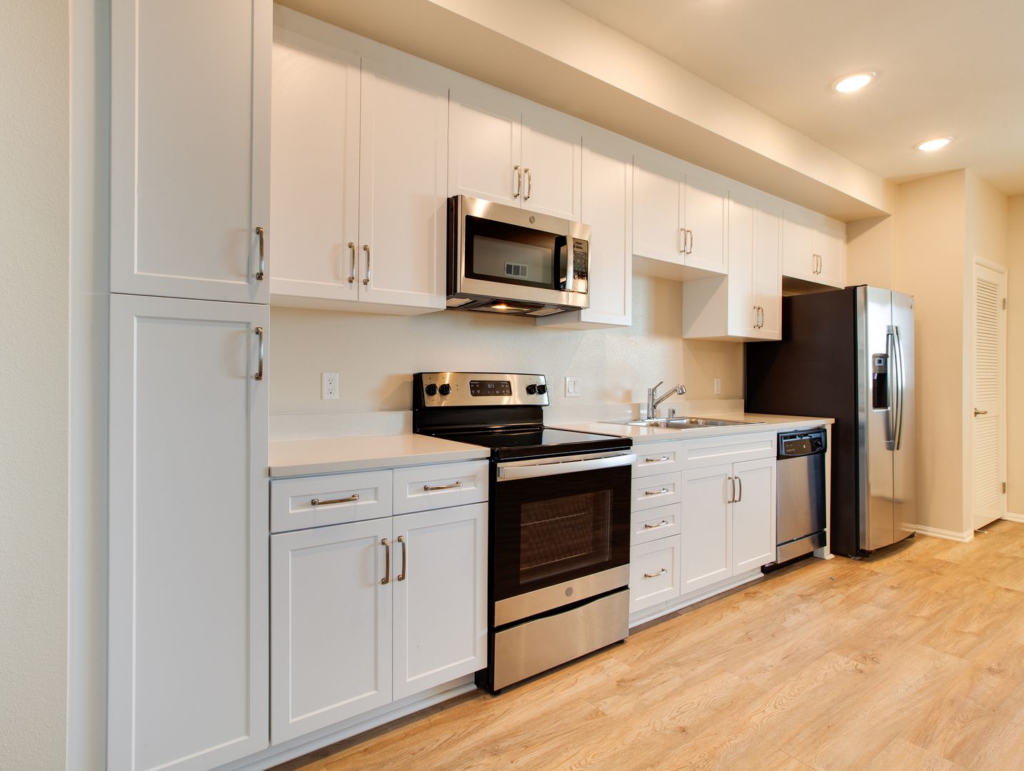 Huge 2 bed, Open Floor Plan, W/D in-unit + parking: Chula Vista at 3rd St. 8 of 12