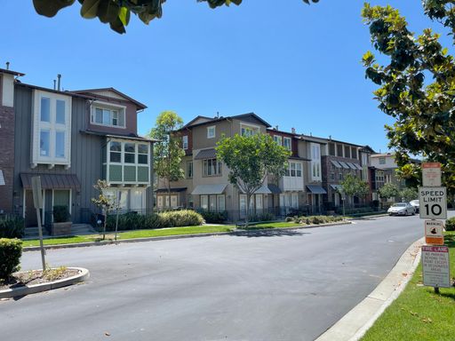 3 Bed + 3.5 Bath + Bonus Room in Tustin Field Townhome – photo 1
