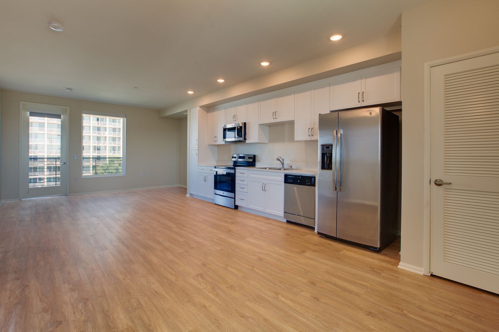 Huge 2 bed, Open Floor Plan, W/D in-unit + parking: Chula Vista at 3rd St. 5 of 12